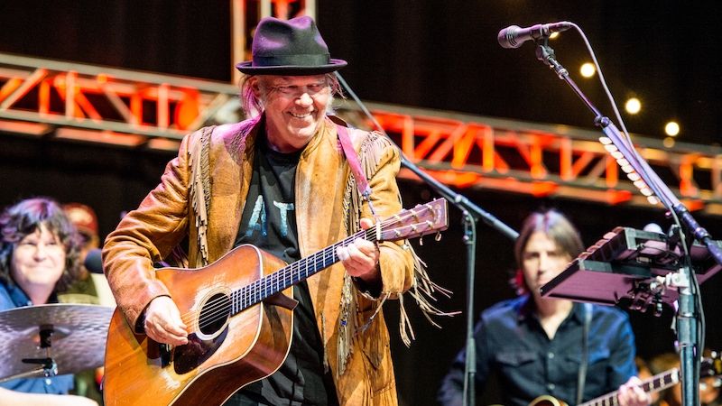 Neil Young solidárně zpřístupnil zdarma svůj archiv Gróňanům